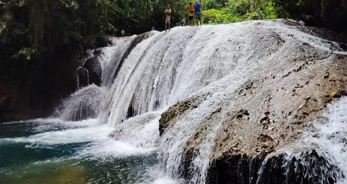 Pemandangan desa Amboniki